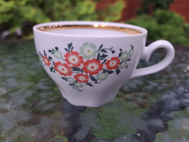 Kafijas krūzīte, kafijas servīze "Ārija" ar retu dekolu: sarkanām un zaļām  puķēm un zeltu, RPR (Ārija kafijas 108)