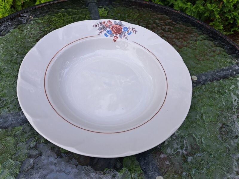 Zupas šķīvis ar rozā rozi un zilām puķēm un brūnu apvilkumu ap centru, forma "Viktorija", RPR. D=24cm (Viktorija pusd 72)