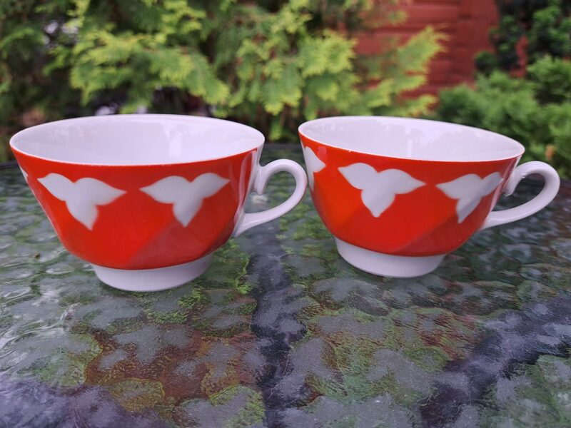 Koši sarkanas krūzītes ar baltām lapiņām, forma tējas "Viktorija", RPR (Viktorija t 129)
