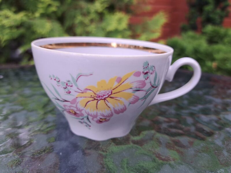 Krūzīte tējas ar maigām rozā-dzeltenām puķēm un zeltu, forma tējas "Ārija", RPR (Ārija tjas 159)