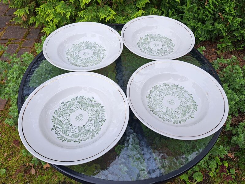 Zupas šķīvji, diam.24cm, ar zaļu vainagu uz pamatnes un šauru zelta svītru gar malu , RFF (Pirmskara 36)