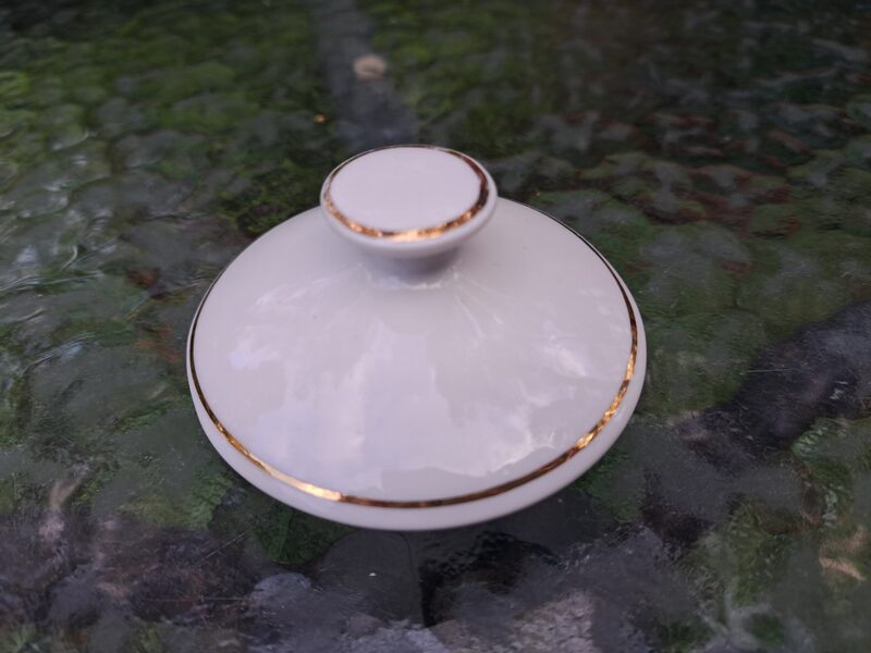 Vāciņs cukurtrauka/kafijas kannas "Vasara" balts ar šaurām zelta svītrām uz roktura un uz vāciņa, RPR (Vasara 72)