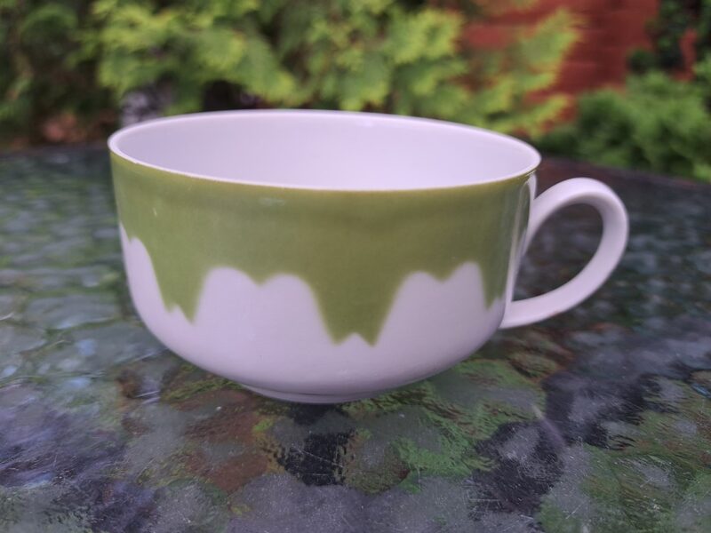 Krūzīte Rīga (no 60.-iem), balta ar zaļu dekolu, RPR (Rīga-60 103)