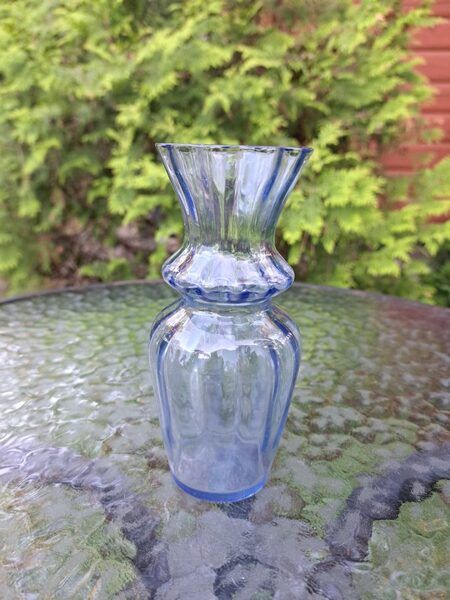 Zila caurspīdīga vāzīte ar reljefa virsmu iekšā (Stikla vāze 119)