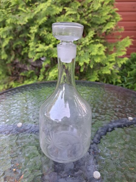 Karafe stikla ar puķu gravēšanu un korķi, 0,5L (Citi st 169)