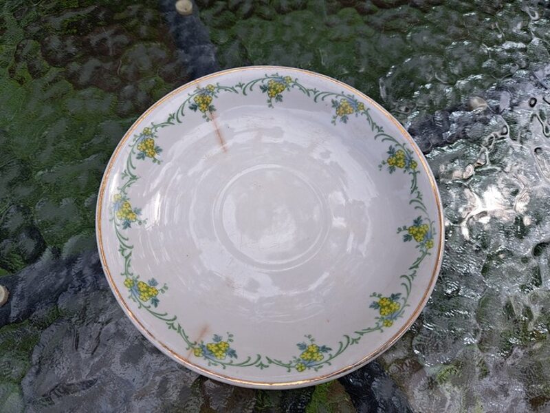 Apakštases ar puķu vainadzīņu (zilu un dzeltenu) un zelta apvilkumu, tējas servīze "Rubenss", PFF (Rubenss 107)