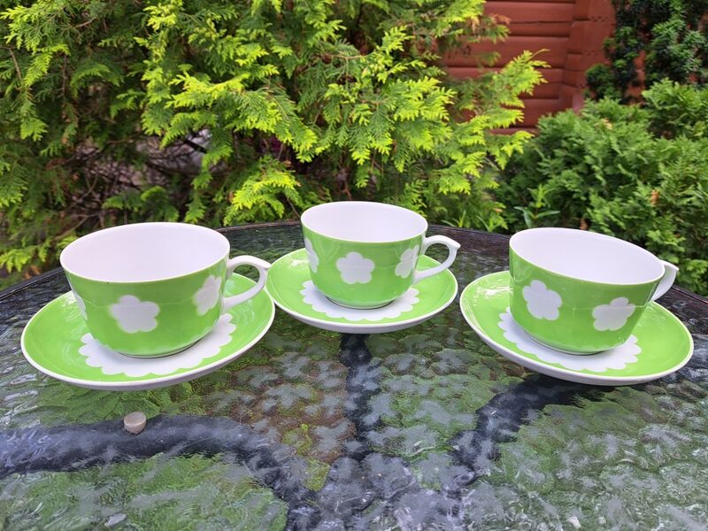 Tējas pāri, servīze "Karīna" ar pavasarīgu dekolu: svaigas zāles krāsas ar baltām puķēm, RPR (Karīna 139)