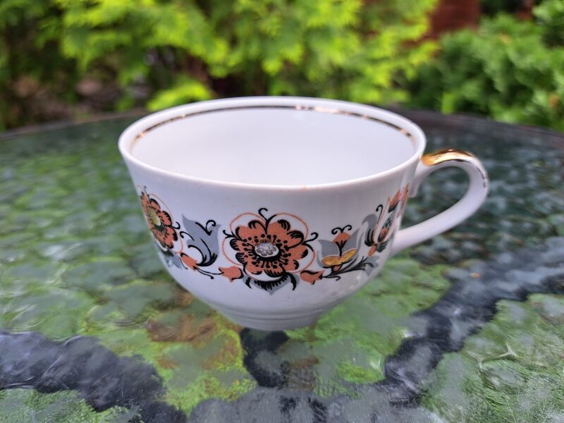 Krūzīte, tējas servīze "Anita" ar brūnām puķēm, pelēku vainagu un zetu, nošķēlums (Anita 35)