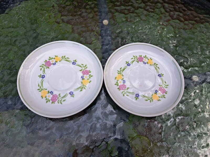 Kafijas apakstases,  kafijas servīzes "Viktorija" ar zaļām puķītēm un gaiši zaļu lustru, RPR (Viktorija kafijas 42)