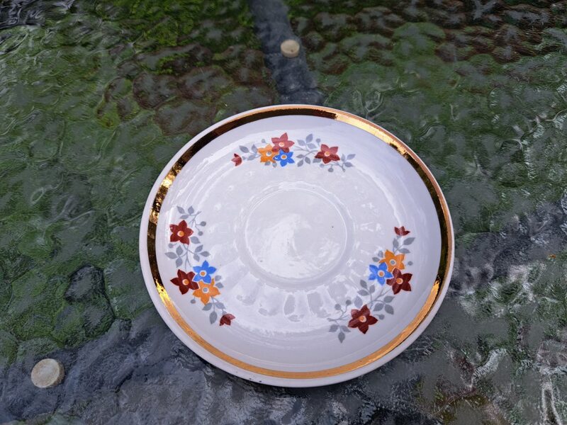 Kafijas apakštase, Rīgas kafijas servīze "Māra" ar bordo, zilām, oranzām puķītēm un zeltu, RPR (Māra kafijas 54)