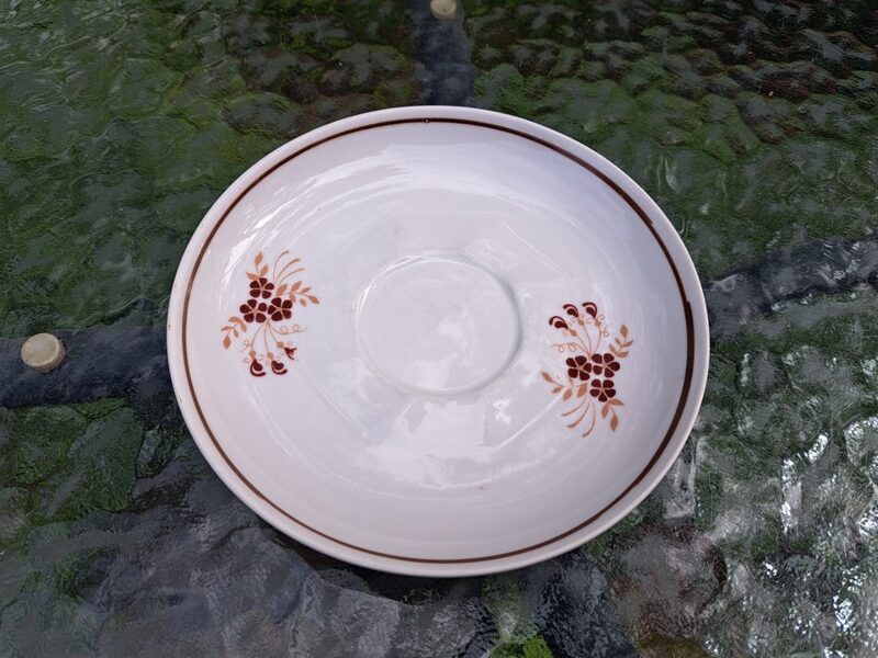 Apakštase, tējas servīze "Viktorija" ar bordo puķītēm un brūnu apvilkumu, RPR (Viktorija t 136)