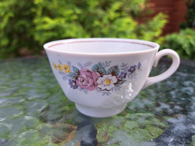 Krūzīte, tējas servīze "Viktorija" ar rozā, zilām, dzeltenām, baltām puķēm un brūnu apvilkumu iekšā (Viktorija t 135)