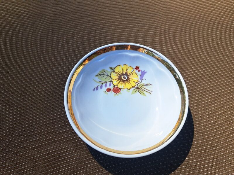 Ievārījuma bļodiņa mazā no komplekta (6 + 1) ar košu dzeltenu puķi un zeltu, RPR (Ārija tjas 143)