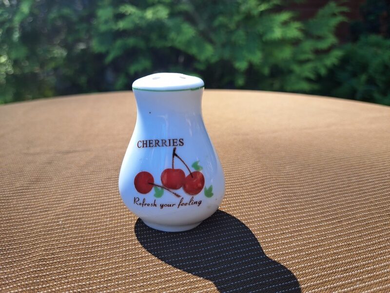 Skaists piparu trauks ar ķīršiem un uzrakstiem angliski (Citi rpt 161)