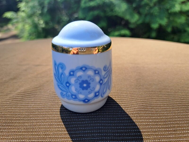 Sāls trauks, pusdienu servīze "Aija-2" ar zilām puķēm un zeltu, RPR (Aija-2 pus 80)