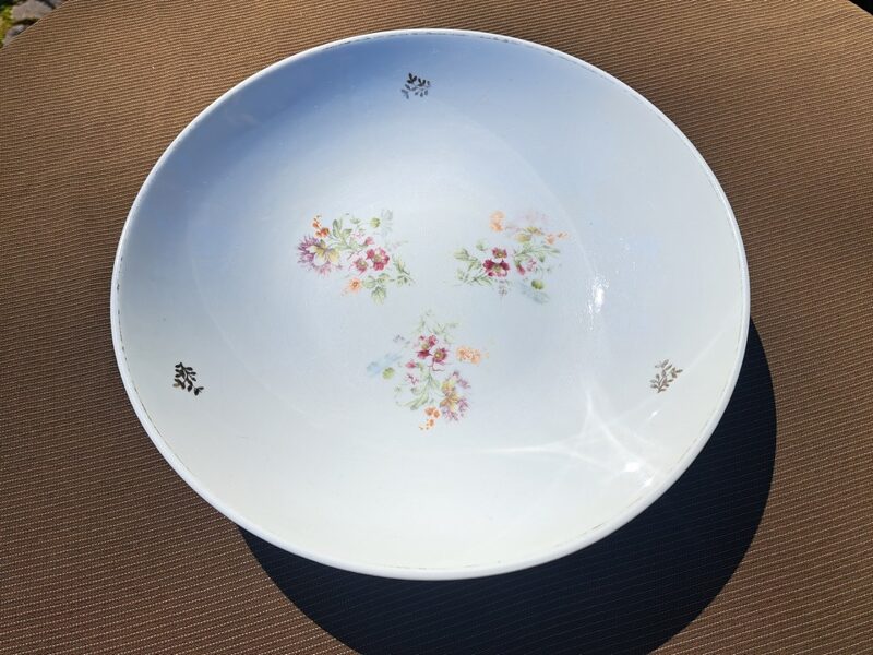 Cepumu trauks ar meisena pušķiem un zelta zariņiem, forma "Sakta". Diam 23,5cm (Sakta 45)