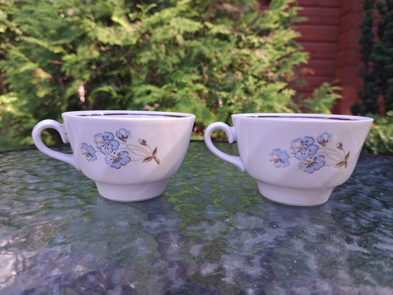 Krūzīte ar gaiši zilām lina puķītēm un tumši brūnu apvilkumu iekšā gar malu, tējas servīze "Viktorija", RPR (Viktorija t 131)