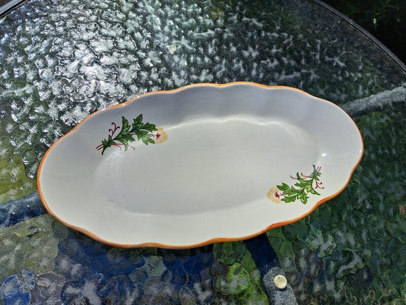 Garenais šķīvis, L=30cm ar pētersīļiem un bēšu lustrētu apvilkumu, forma "Ārija", RPR (Ārija pusd 312)