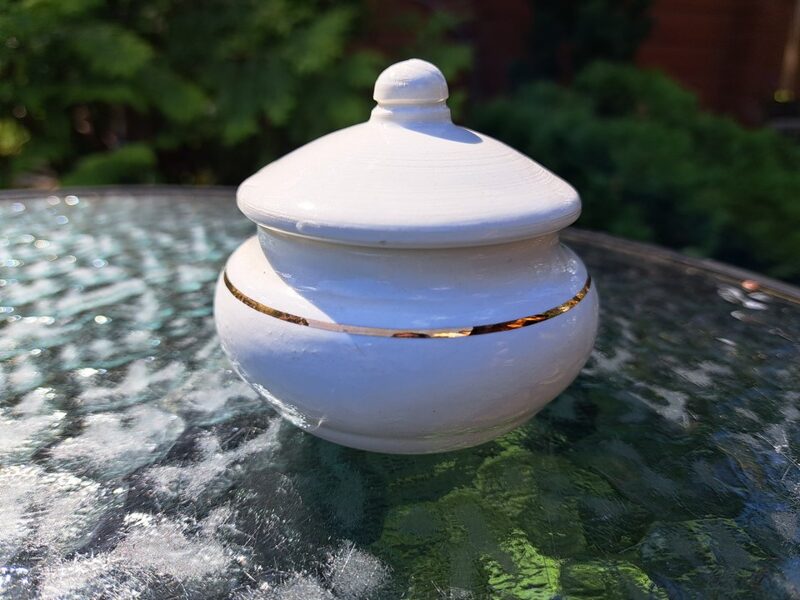 Sinepju trauks ar piemeklētu vāciņu no piusdienu servīzes, balts ar zeltu, ZIK (ZIK 28)