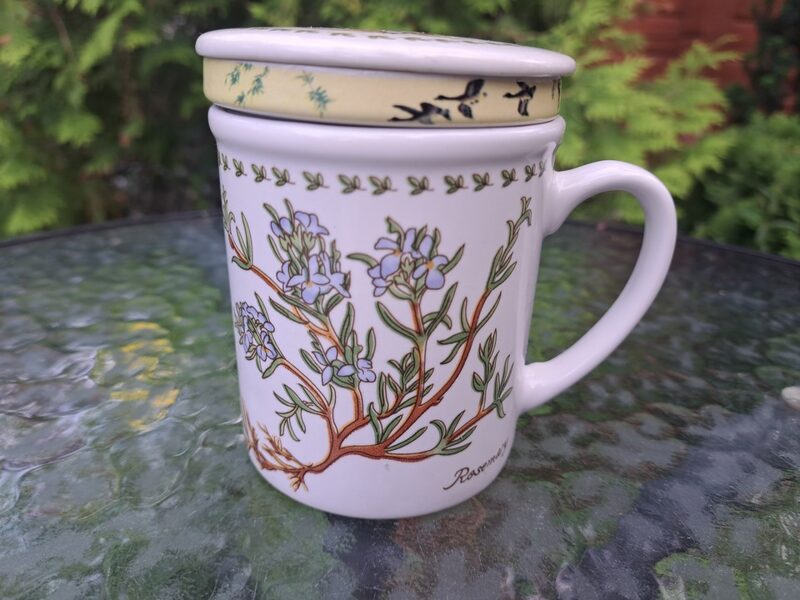 Tējas krūze ar sietiņu un vāku ar dekolu Rosemary, Paolo Roncci, Itālija. Tilpums 300ml (Citi rpt 163)