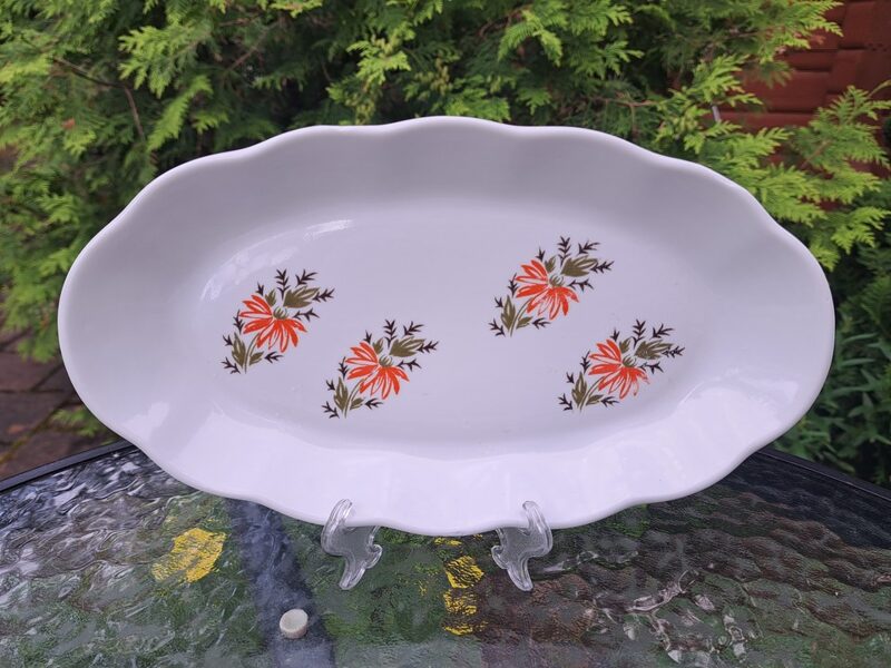 Garenais šķīvis L=27,5cm, w=15,3cm, pusdienu forma "Viktorija" ar oranžām puķēm, bez zelta un bez lustras (Viktorija pusd 77)