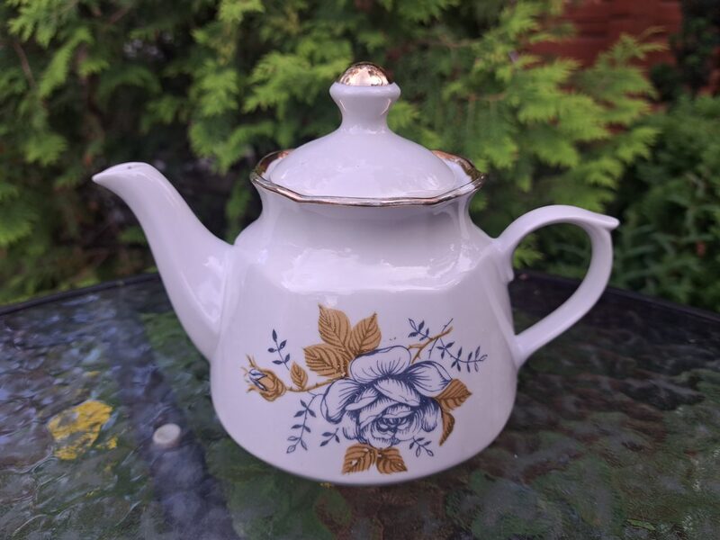 Tējkanna ar vāciņu, servīze "Karīna" ar "Ledus rozi" un zeltu, RPR (Karīna 138)