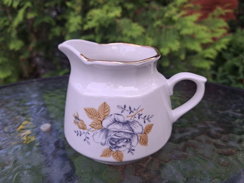 Krējuma kanniņa, servīze "Karīna" ar "Ledus rozi" un zeltu, RPR (Karīna 133)