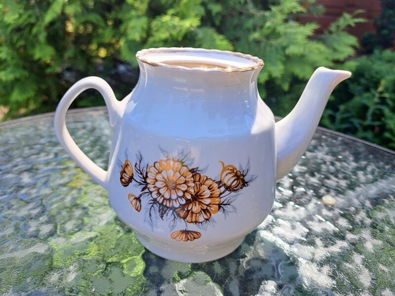 Tējkanna bez vāciņa "Māra" ar retu dekolu: ohrā krāsas puķēm un zeltu, RPR (Māra tējas 171)