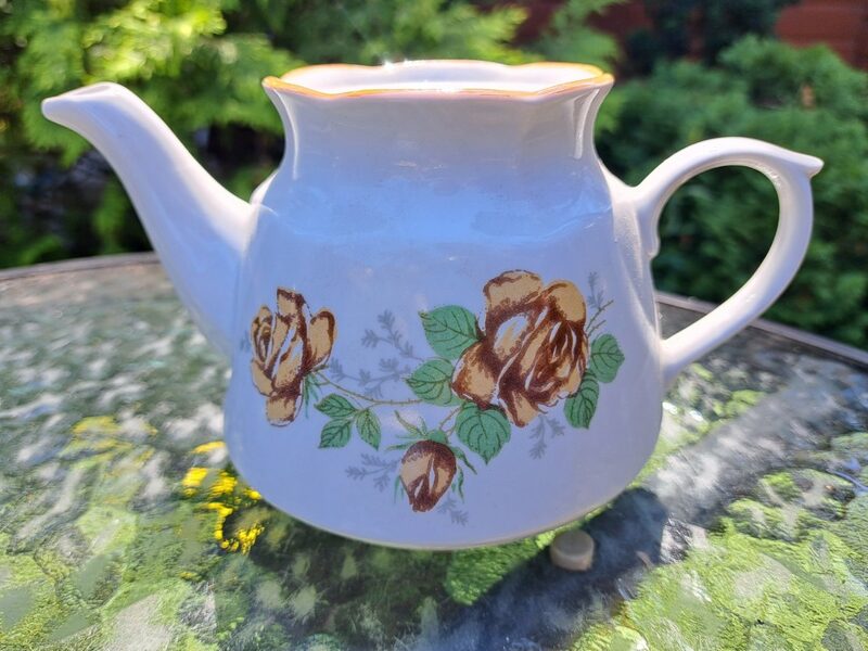 Tējkanna bez vāciņa ar bēšām rozēm un lustrētu bēšu apvilkumu, servīze "Karīna", RPR (Karīna 147)