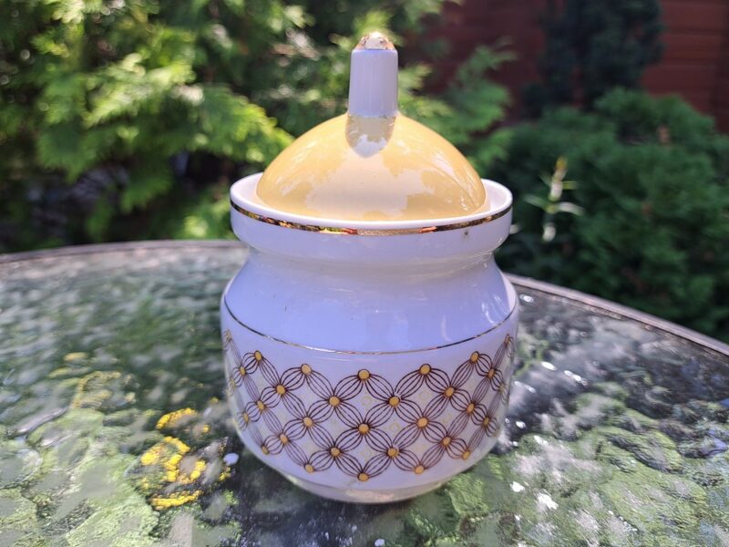 Cukurtrauks, kafijas servīze "Aija-2" rūtaina ar dzeltenām apakštasēm un dzelteniem vāciņiem, nošķēlums (Aija-2 kaf 54)