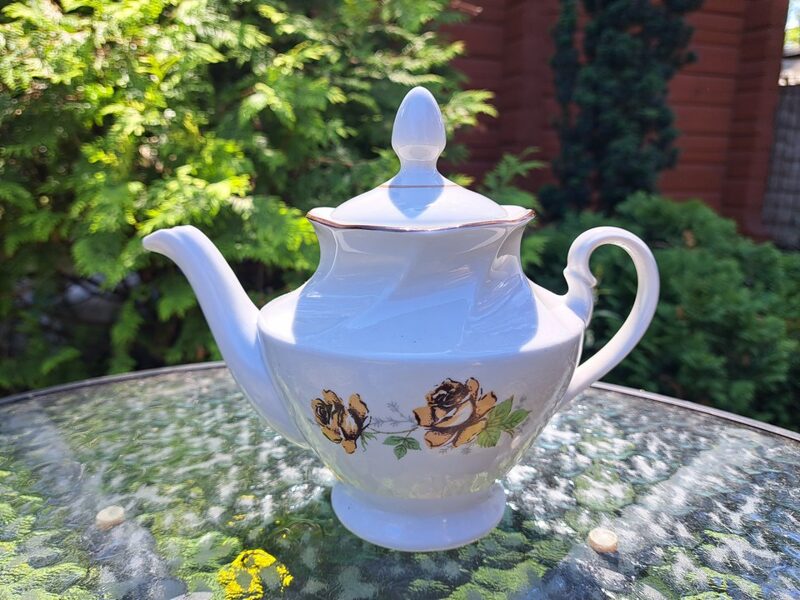 Mazā tējkanna ar vāciņu, tējas "Viktorija" ar bēšām rozēm un brūnu apvilkumu, RPR (Viktorija t 140)