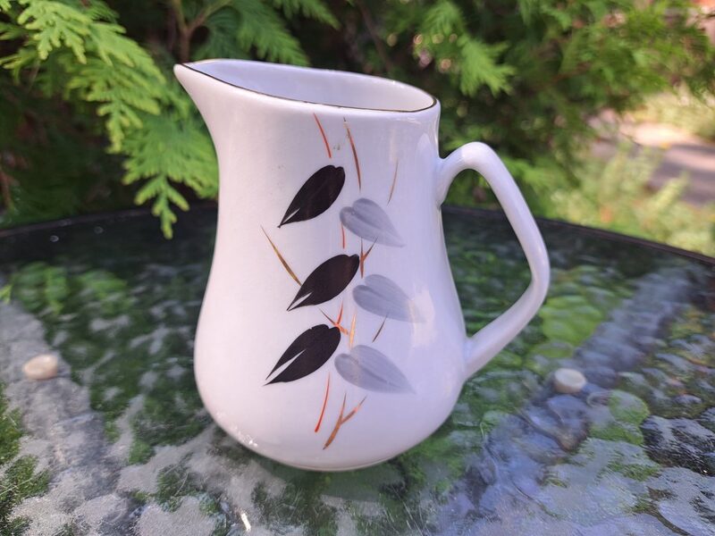 Krējuma kanniņa ar melnām un pelēkām lapām  un zeltu no "Stella", PFF (Stella 81)