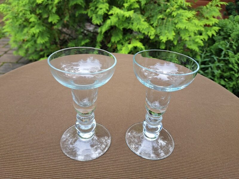 Stikla svečturu pāris, reljefa virsma, caurspīdīgs stikls. h=14cm (Citi st 174)