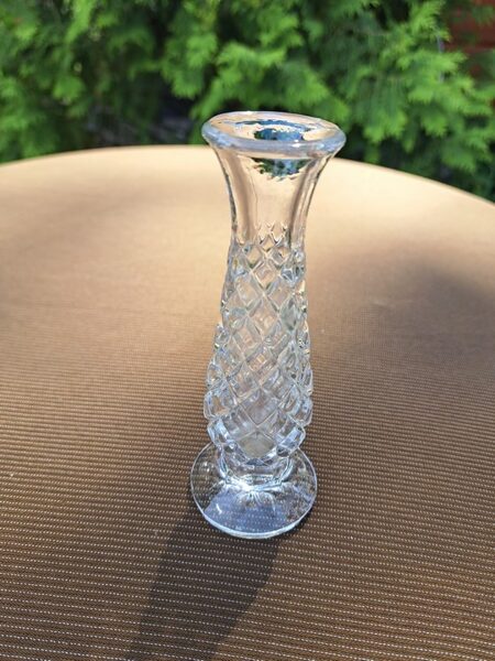 Caurspīdīga vāzīte uz kājīņas, presēts stikls. Lielisks stāvoklis, bez defektiem. H=13cm (Stikla vāze 124)