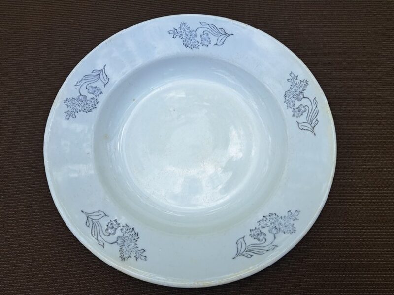 Zupas šķīvis ar zilām neļķēm, fajanss, PFF. Izmēri: Diam.24,5cm (Fajansa pusdienu 26)