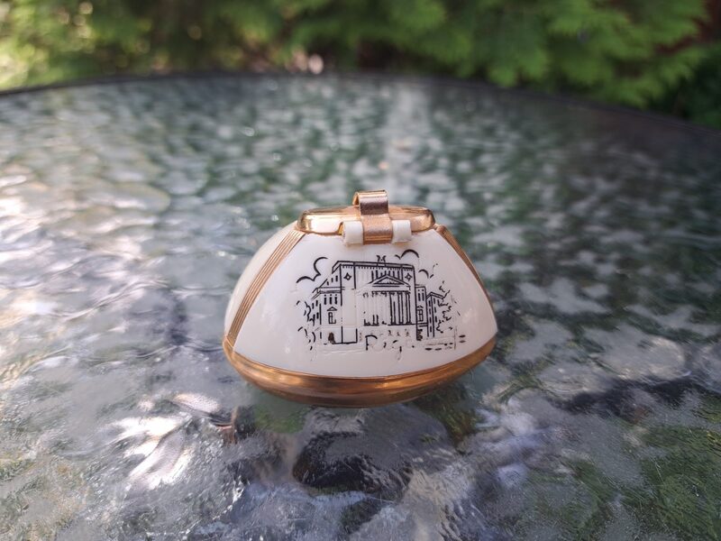 Sinepju trauks bez karotes no suvenīrkomplekta "Rīga", 60-ie gadi. Plastiks ar dzeltenu metālu (Metāls 53)