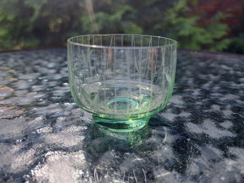 Stikla degvīna glāzīte ar vertikālām svītrām un lapiņām, rokas gravēšana, Latvijas stikls (Stikla gl 177)