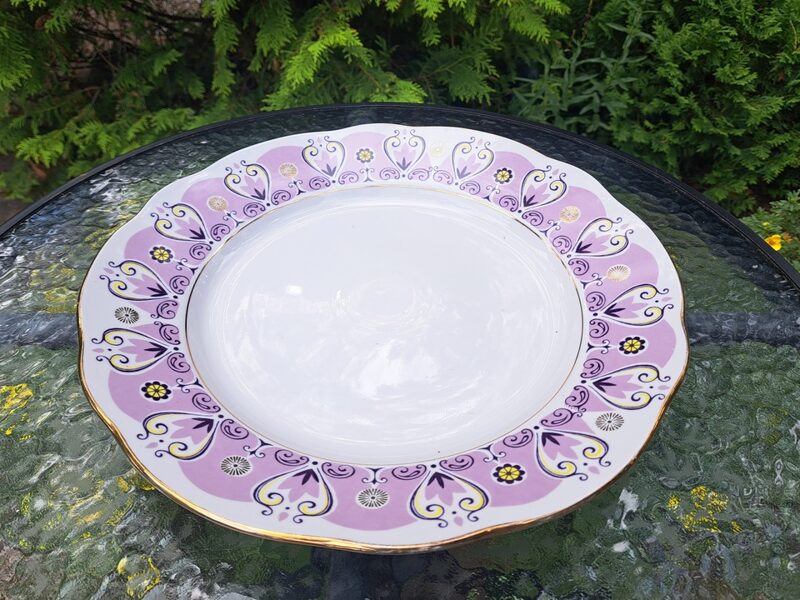 Lielais apaļais šķīvis d=36cm, pusdienu servīze "Vilnis" ar ļoti reti sastopamu un greznu lillā dekoru un zeltu, RPR (Vilnis 151)