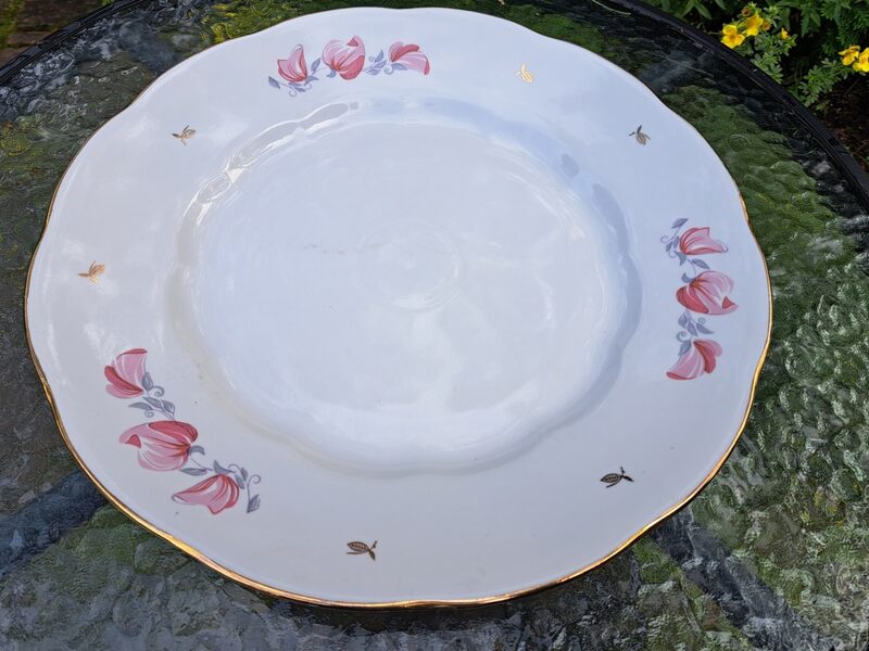 Lielais servējamais šķīvis d=36cm ar puķuzirnīšiem un zeltu, pusdienu servīze "Ārija", RPR (Ārija pusdienu 310)