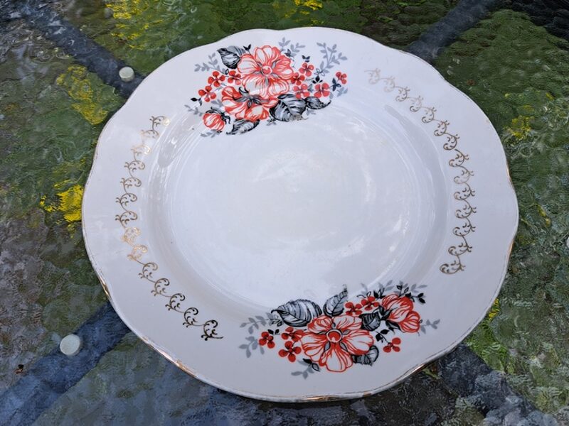 Otrā ēdiena šķīvis d=24cm ar sarkanu un melnu dekolu, forma "Vilnis", RPR (Vilnis pusdienu 153)