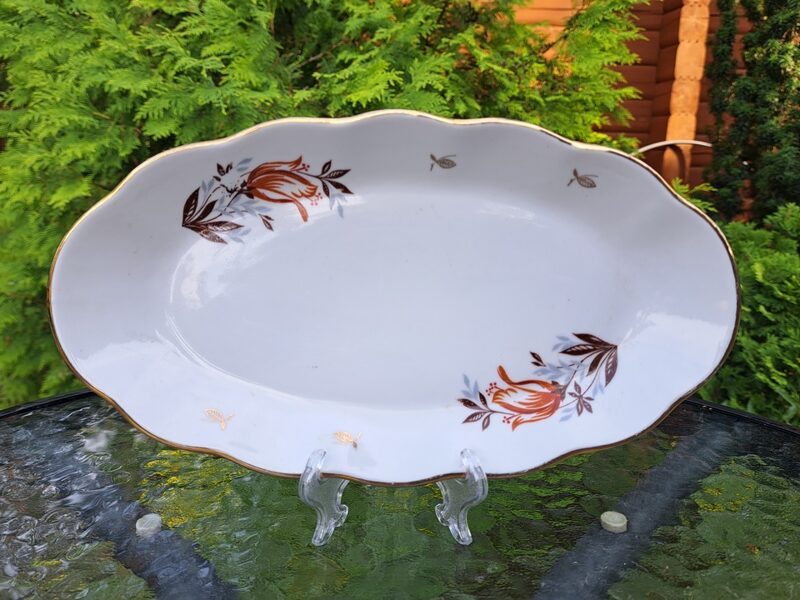 Garenais šķīvis L=27cm ar brūnām tulpēm un zeltu, pusdienu servīze "Ārija", brūna izpūsta tulpe (Ārija pusdienu 317)