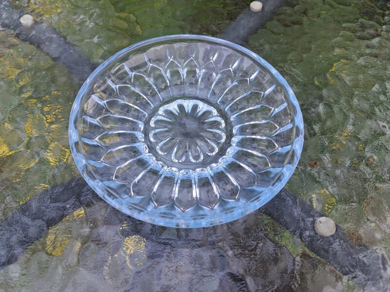 Gaiši zila bļodiņa, presēts stikls. Interesanta stikla krāsa un neparasts raksts. H=13,5cm, diam. 2,6cm (Stikls sk 190)