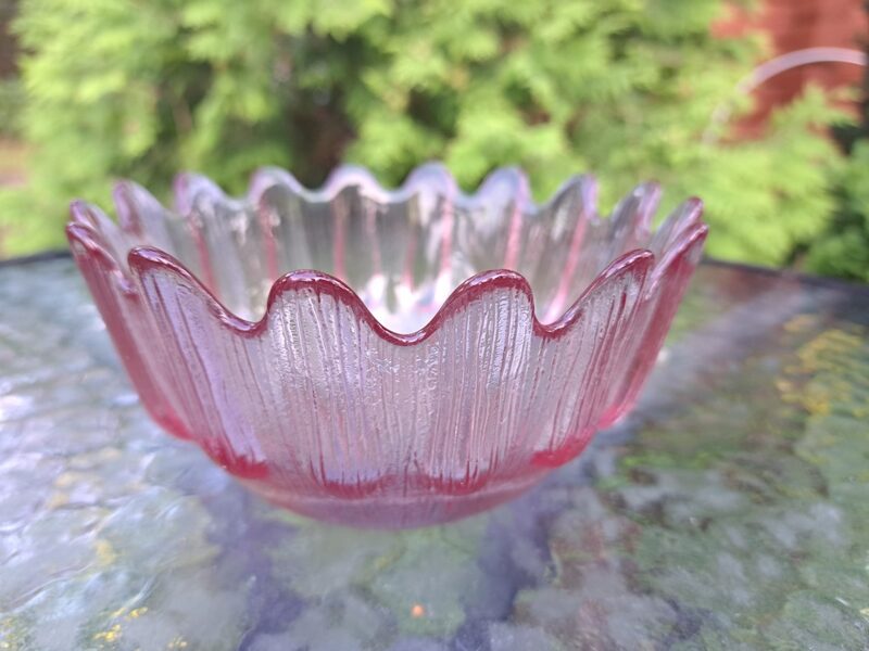 Vintāža  rozā presēta stikla bļodiņa ar reljefa virsmu, D=14,5cm (Stikls sk 203)