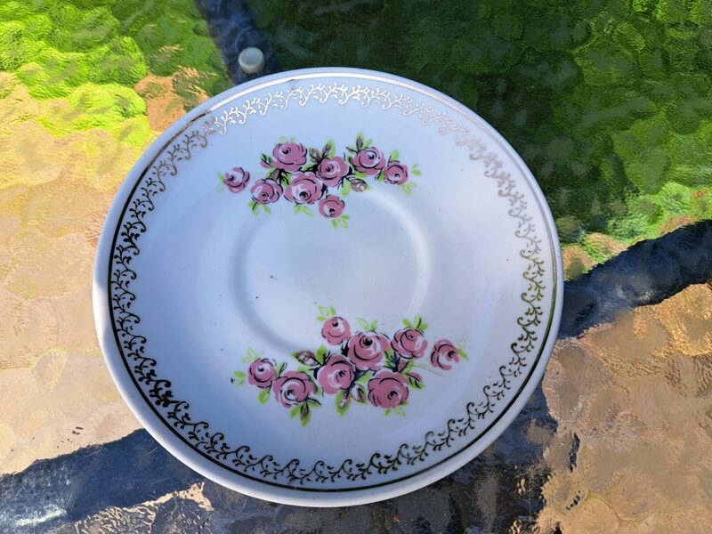 Apakštase Nr.1 tējas ar rozā rozītēm un zelta ornamentu, tējas servīze "Aija-2" (Aija-2 tējas 152)