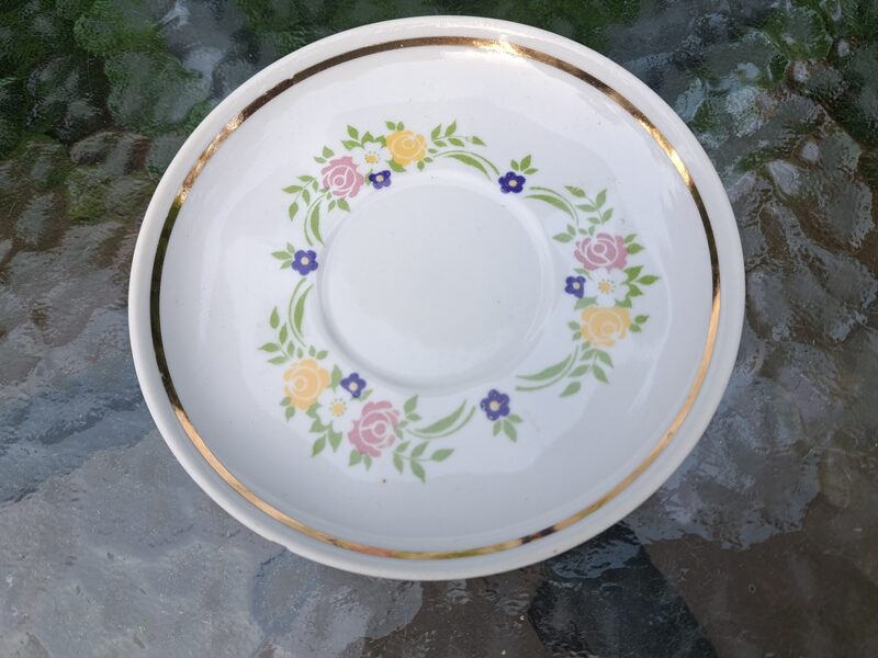 Kafijas apakštase,  kafijas servīzes "Viktorija" ar zaļām puķītēm un zelta apmali, nošķēlums (Viktorija kafijas 45)