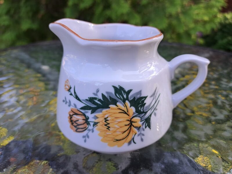 Krējuma kanniņa, servīze "Karīna" ar dzeltenām asterēm (lielāks pušķis) ar bēšu apvilkumu, RPR (Karīna 148)