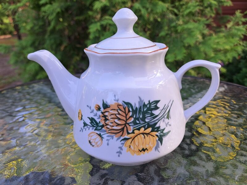 Tējkanna, servīze "Karīna" ar dzeltenām asterēm (liels pušķis) un gaiši brūnu apvilkumu, RPR (Karīna 149)