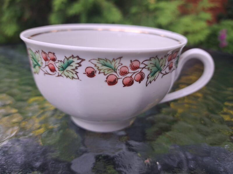 Krūzīte, brīnišķīgi skaista tējas servīze "Rubenss" ar vainagu ar ogām un zeltu, defekts (Rubenss 112)