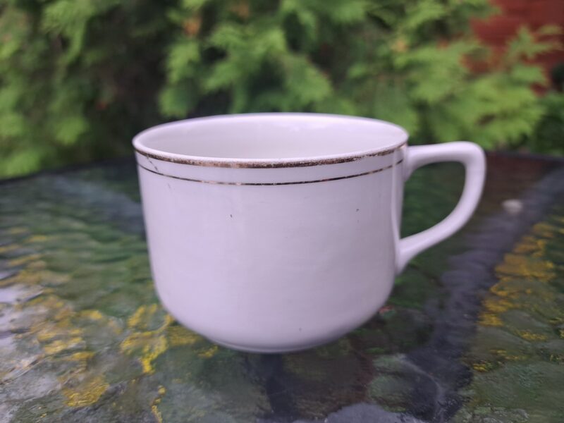 Rets eksemplārs: tējas krūzīte Nr.1 balta ar zelta apmali, neliels nošķēlums (Citi 309)