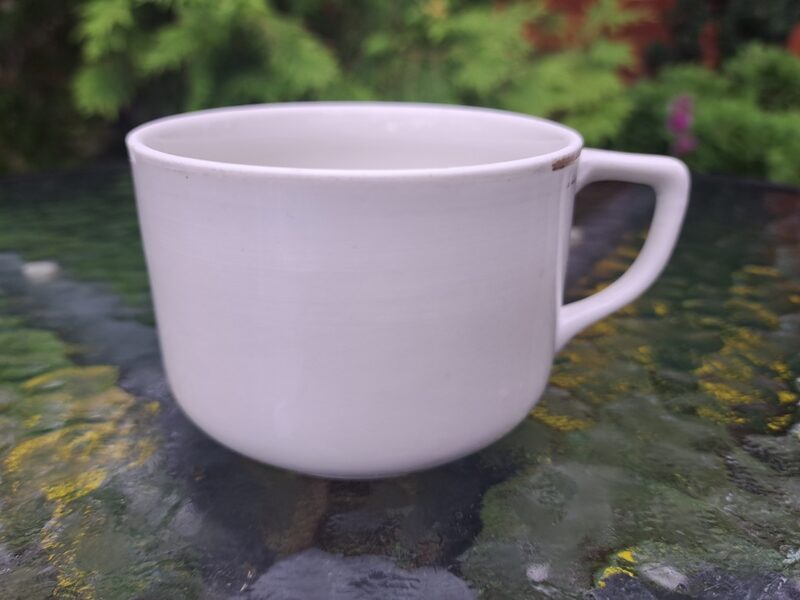 Rets eksemplārs: tējas krūzīte Nr.2 balta ar zelta apmali, RPF. 2 nelieli plakani nošķēlumi (Citi 310)